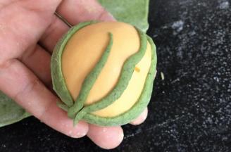 沾湿后，把叶子状贴在黄面球的两边，把花茎贴在中间