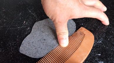 用专业梳子在突出的位置压出纹路