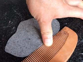 用专业梳子在突出的位置压出纹路