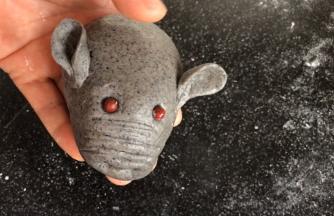 再做一对猪耳朵，沾湿后贴在眼睛后的两侧