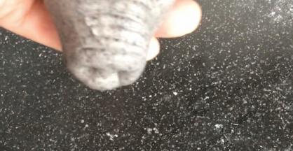 在小头用筷子插出猪鼻孔，用刮刀在鼻子上压出纹路