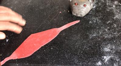 用红面擀成面皮，做一个头巾的样子