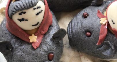 再做一朵小黄花贴在头巾的交接处