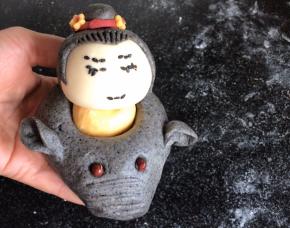 把做好的媳妇头底部沾湿后，放在猪背上的黄面上