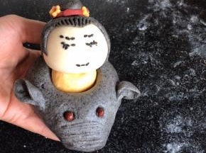把做好的媳妇头底部沾湿后，放在猪背上的黄面上
