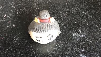 用黄面做两朵小黄花，沾湿后贴在红头绳的两头