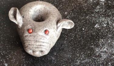 在猪背上插一大洞