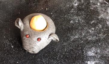 用黄面做一个长圆面团，放入孔中