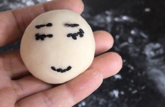 用黑芝麻做出眼睛、眉毛、嘴巴