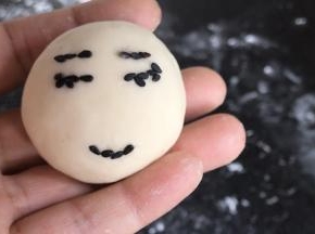 用黑芝麻做出眼睛、眉毛、嘴巴