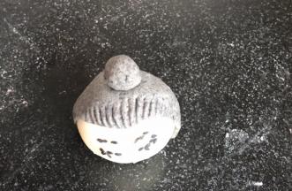 再取黑面，做一个发髻，放在头顶