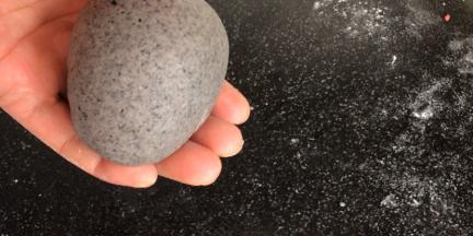 分成6等份，取4份滚搓成一头大一头小的椭圆形