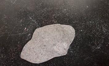 再取黑面，擀成面皮，在中间的边缘处，压突出一点点