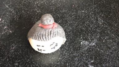 用红面做出头绳，缠在发髻的底部