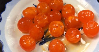 咸蛋黄打入盘中，淋入白酒，放入开水锅中蒸10分钟