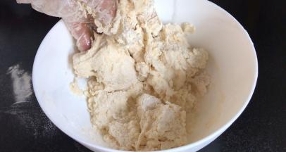 再边加水边抓捏、揉成面团，醒发备用