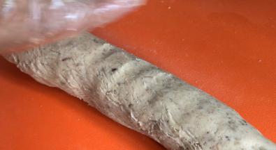 把莲蓉肉松团，搓成长条