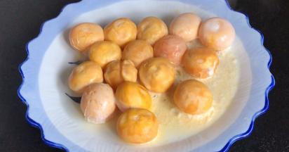 取出蒸熟的蛋黄，放凉