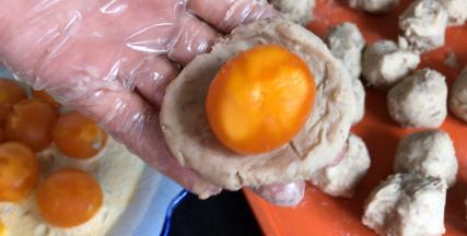 取一份捏成饼状，放入蛋黄包严实