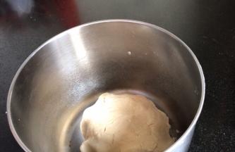 揉成面团，密封备用