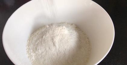 再把水油皮食材除水之外的食材，混合均匀