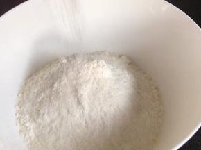 再把水油皮食材除水之外的食材，混合均匀
