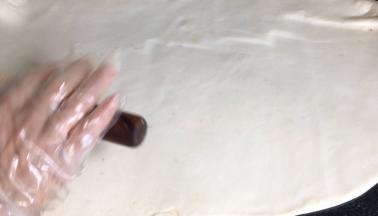 翻个面，用擀面杖擀成面皮