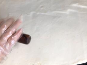 翻个面，用擀面杖擀成面皮