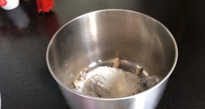 先把酥皮食材混合，抓捏均匀