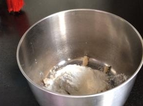 先把酥皮食材混合，抓捏均匀