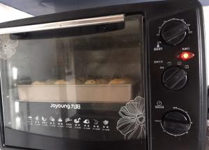 放入预热好的烤箱中层，180度烤30分钟