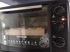 放入预热好的烤箱中层，180度烤30分钟
