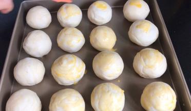 放在烤盘中，刷上蛋黄液