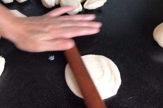 用擀面杖把小剂子，擀成圆饼