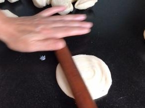 用擀面杖把小剂子，擀成圆饼