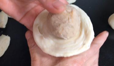 把莲蓉肉松馅放在圆饼上