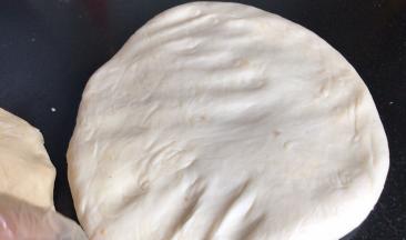 把水油皮面团取出，揉匀压成饼状