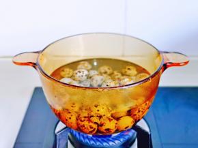 首先将鹌鹑蛋洗干净，冷水入锅，烧开后，中火煮5分钟，再焖2分钟。