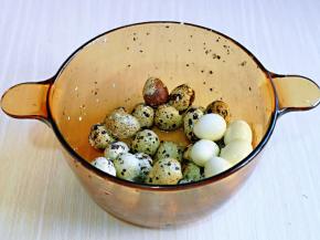 煮熟的鹌鹑蛋过冷水，之后放在有盖子的器具中，用力摇晃，这样鹌鹑蛋特别容易去皮，且很快。