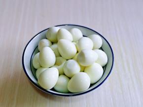 去皮的鹌鹑蛋冷水冲洗干净备用。