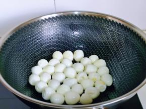 起油锅，下鹌鹑蛋，中小火炒制微黄。