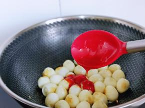 加入番茄酱。(不喜欢也可以不加，根据个人口味来)