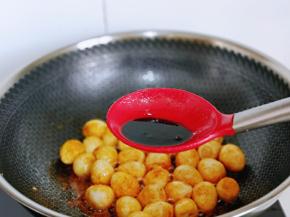 再加入生抽，按个人口味加入盐。