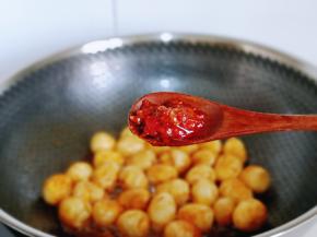 加入一勺牛肉辣酱。(辣酱的量可以根据个人口味放)