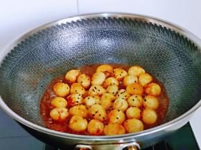 加入半小碗纯净水，再加入冰糖，烧开，转小火2分钟，撒上熟黑芝麻，直接大火收汁即可。