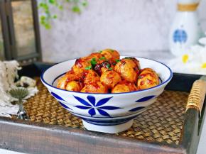 一口一个，连吃了好几个。