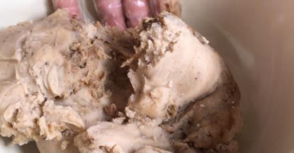 蒸蛋黄的同时，把莲蓉和肉松拌匀