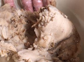 蒸蛋黄的同时，把莲蓉和肉松拌匀
