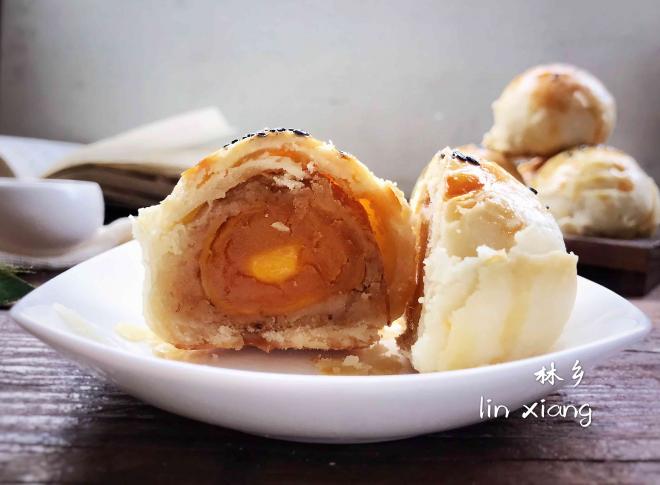 莲蓉肉松蛋黄酥