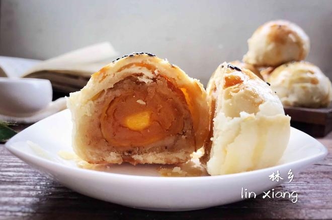莲蓉肉松蛋黄酥